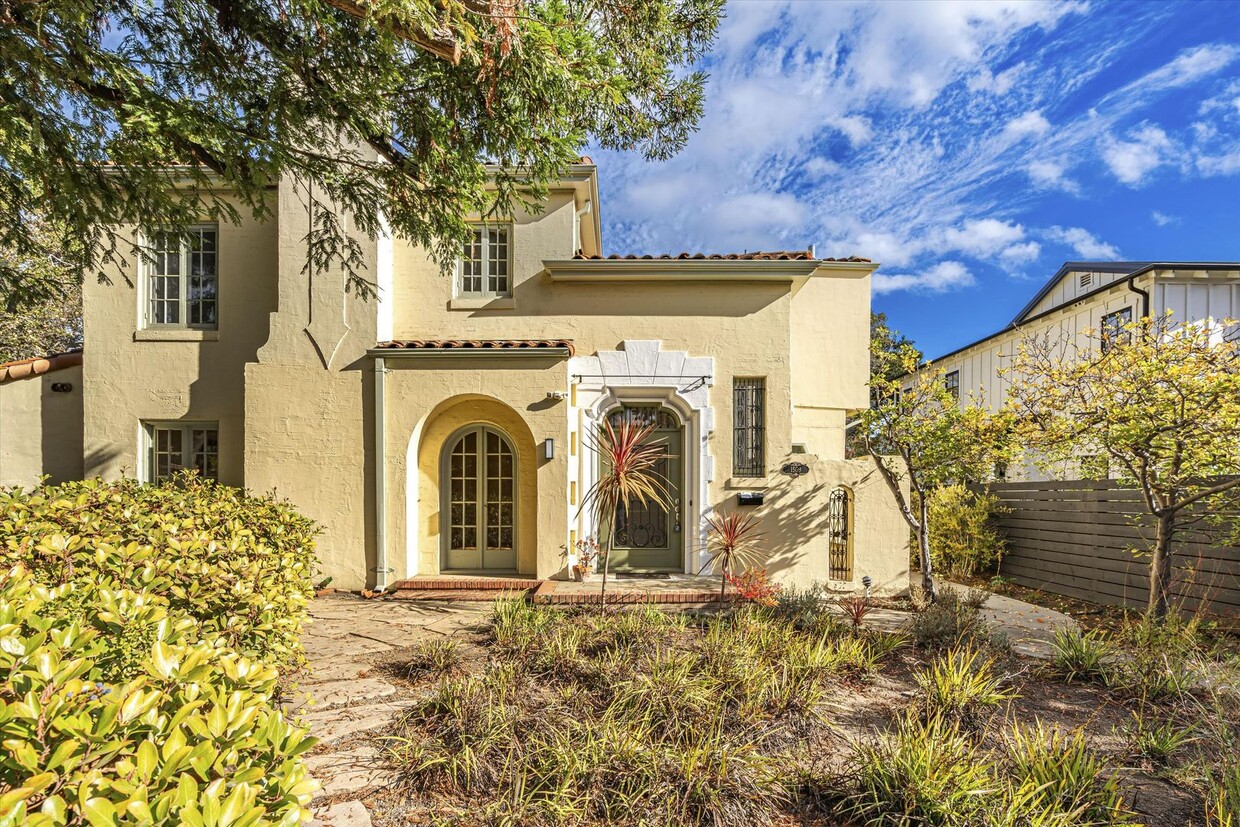 Primary Photo - Welcome to this stunning 4 bedroom, 3 bath...