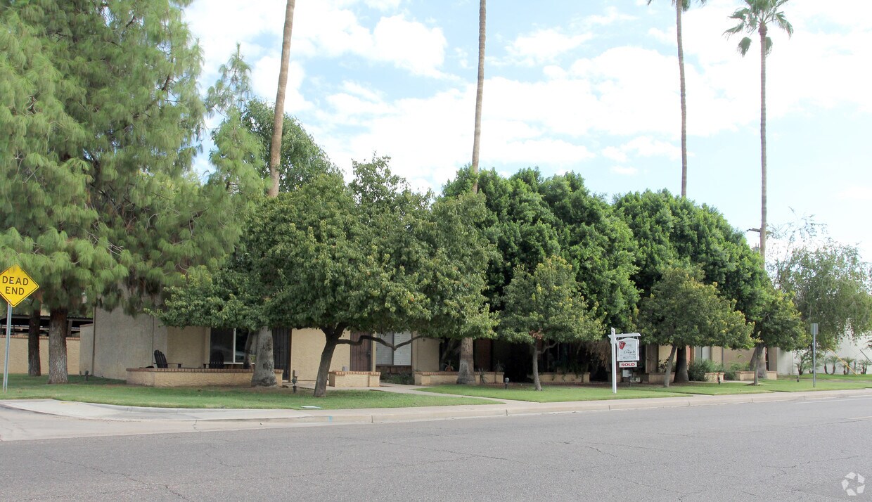 Building Photo - 1326 E Rose Ln