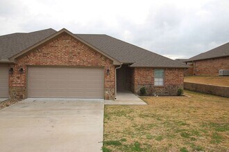Building Photo - 6320 Villa Rosa Way