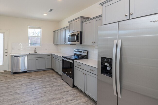 Foto del edificio - 3 Bedroom Townhome Minutes from Downtown Oakboro - Available December 2025