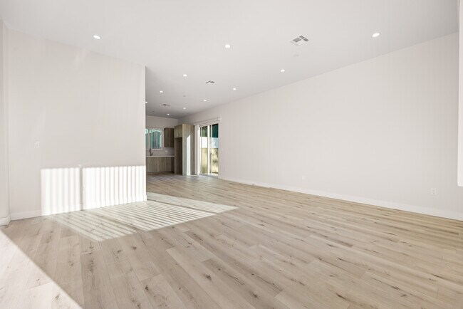 Building Photo - 9686 Stonehurst Ave