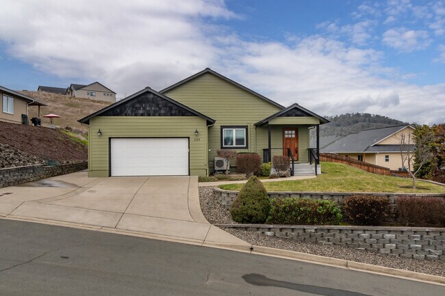 Building Photo - 233 Palmdale Ave