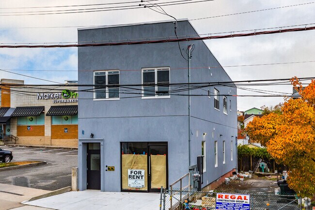 Building Photo - 556 Bay St