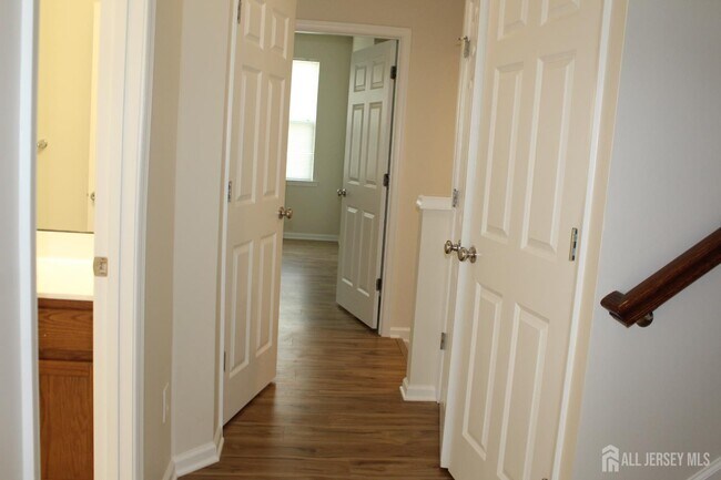 Building Photo - 6 Bond St