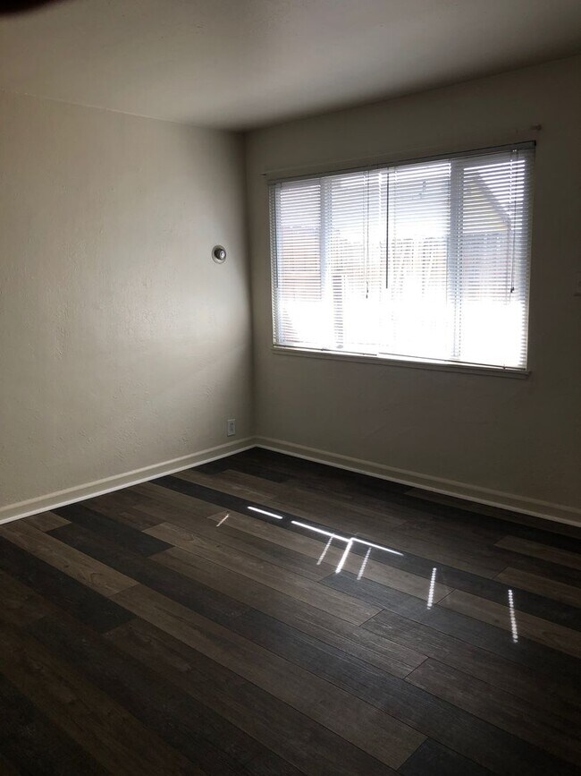 Foto del edificio - Midtown Cottage with all the Privacy - Fenced in Yard!!