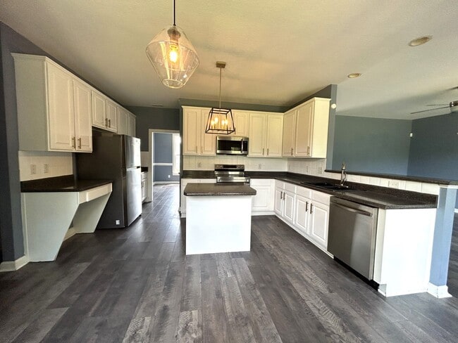 Building Photo - Welcome to River Hills!