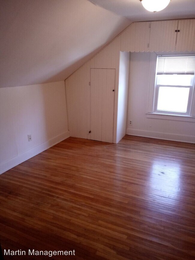 Building Photo - 3 br, 1 bath House - 333 W. 5th St.