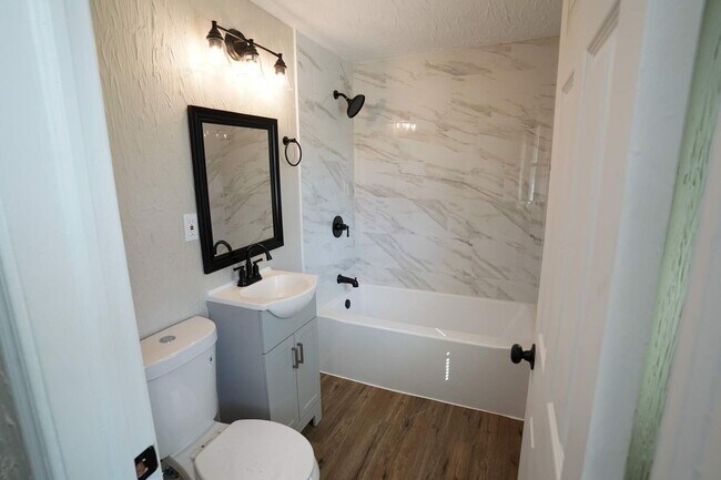 Building Photo - Freshly Renovated 2-Bedroom Home – Cozy & ...