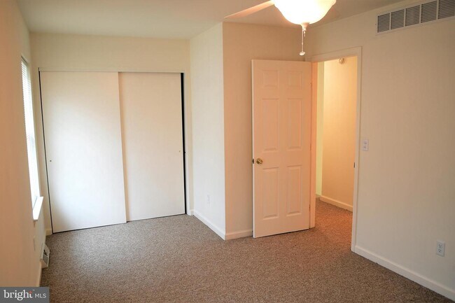 Building Photo - 408 Commons Ln