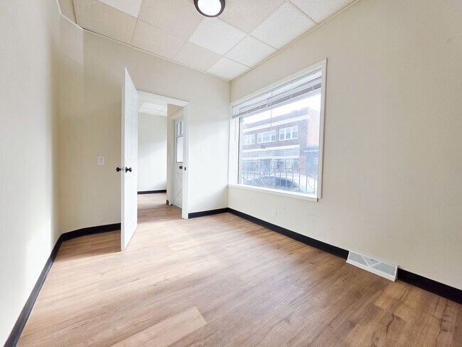 Foto del edificio - 135 E Main St