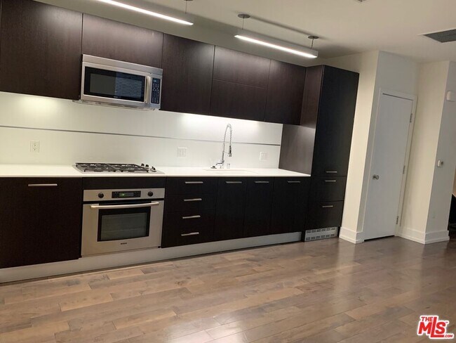Foto del edificio - 727 W 7th St