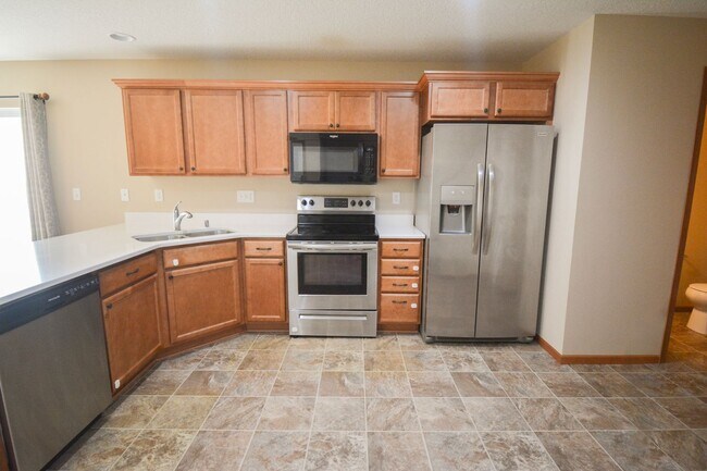Foto del edificio - 3 Floor Townhome With Large Yard