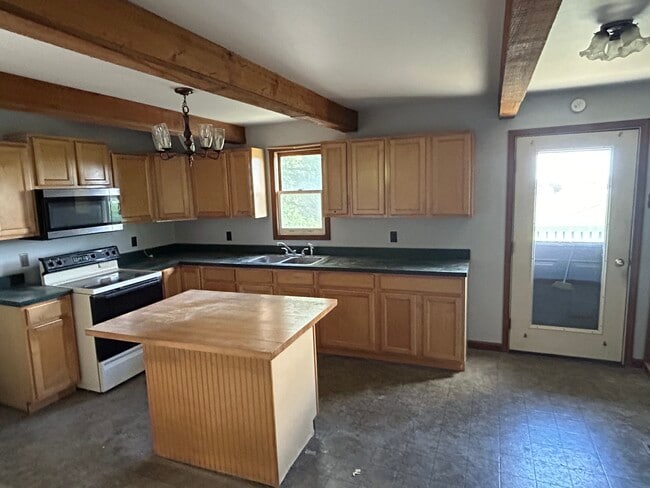 Building Photo - 359 Truce Rd