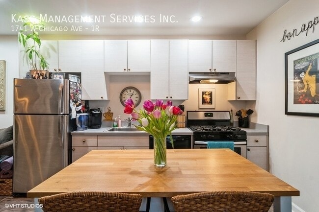 Photo - 1741 W Chicago Ave Apartment