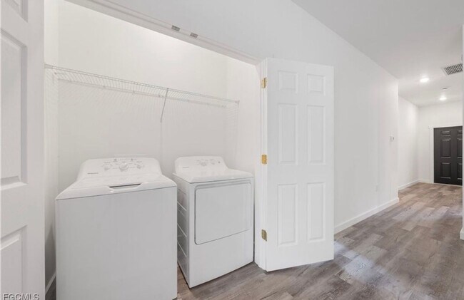 Foto del edificio - Charming 3BR Duplex in Lehigh Acres