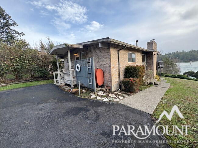 Foto del edificio - Cozy and centrally located waterfront views!