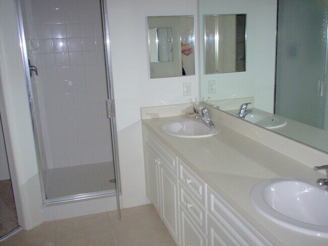 Baño principal - 960 Starkey Rd