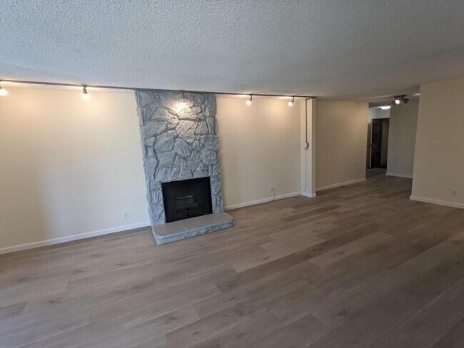 Building Photo - 635 E Elmwood Ave