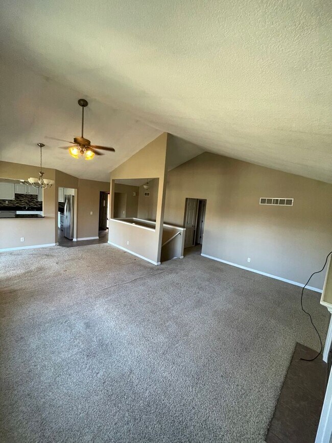 Building Photo - 3 bed 3 bath 2 car garage for rent