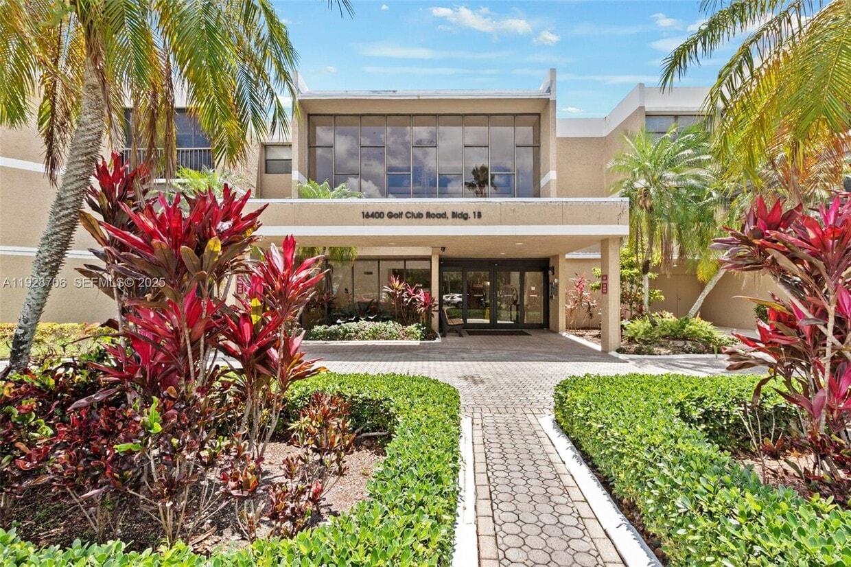 Foto principal - 16400 Golf Club Rd