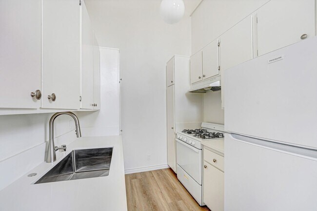 Foto del edificio - 3415 McLaughlin Ave