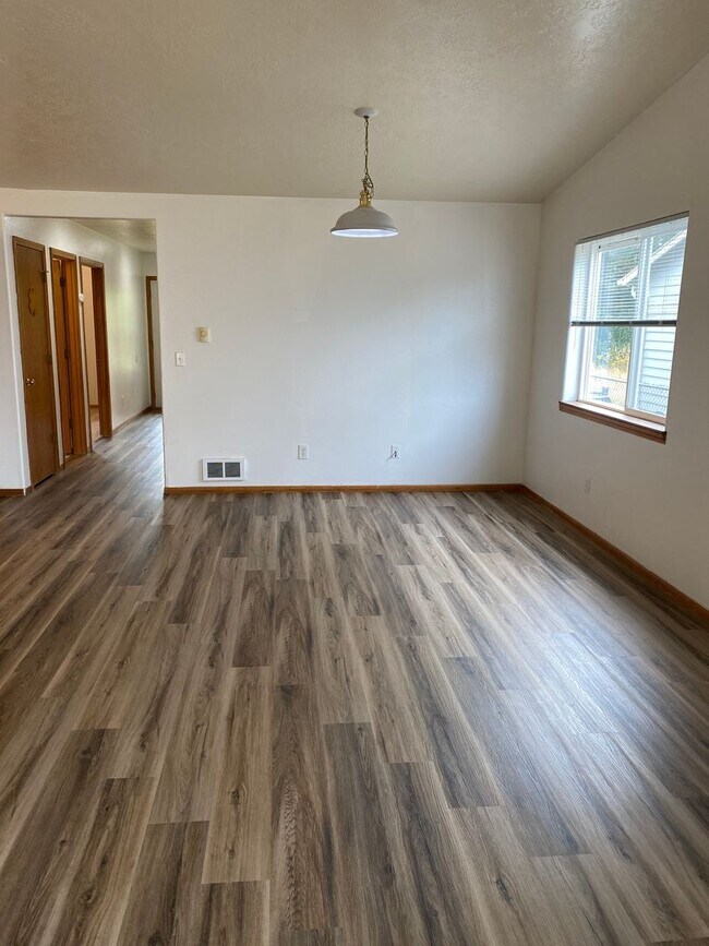 Foto del edificio - Spacious 3-bedroom/1 bath duplex in Albany!