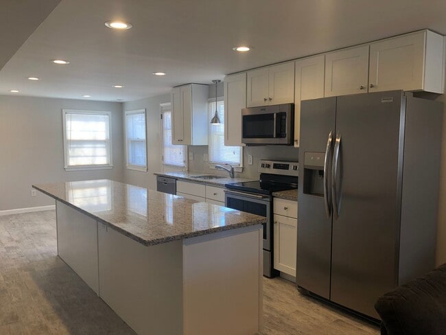 Newly Renovated 6-bedroom 3-bathroom house for rent! Available 6/1/2026 - Newly Renovated 6-bedroom 3-bathroom house for rent! Available 6/1/2026