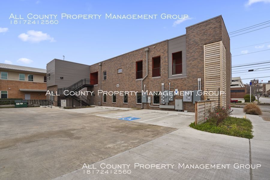 Primary Photo - 1100 S Lake St