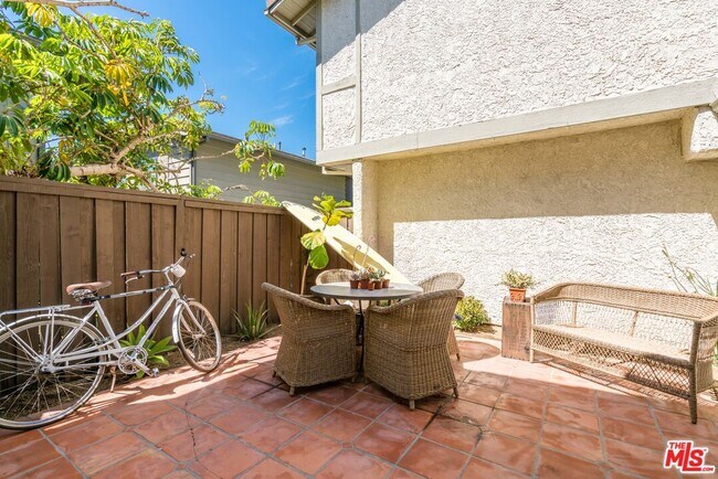 Building Photo - 6503 Dume Dr