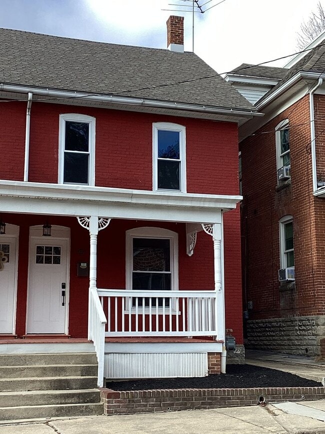 Building Photo - Beautifully Updated Half Duplex in the Boro