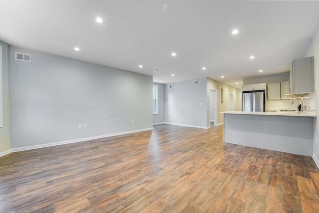 Building Photo - 440 Ave E
