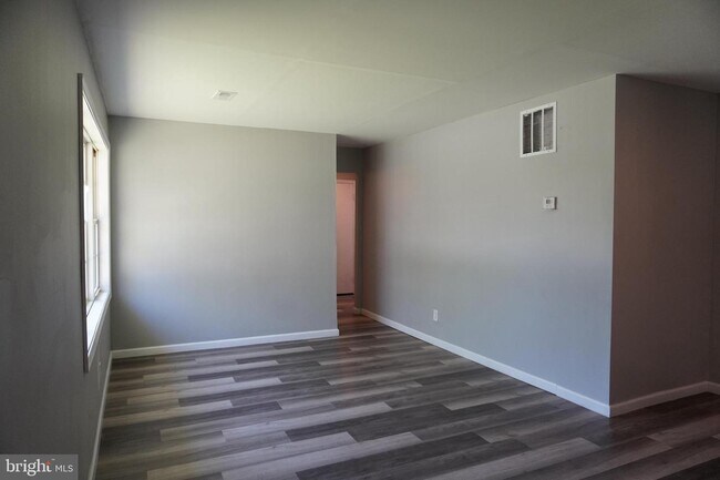 Building Photo - 10 State Cir