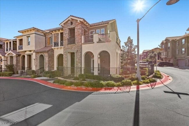 Building Photo - 2 Corte Belleza