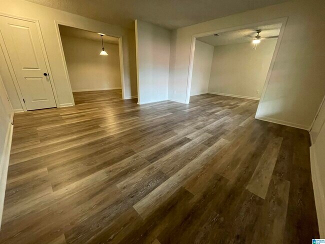 Foto del edificio - 910 Chapel Creek Dr
