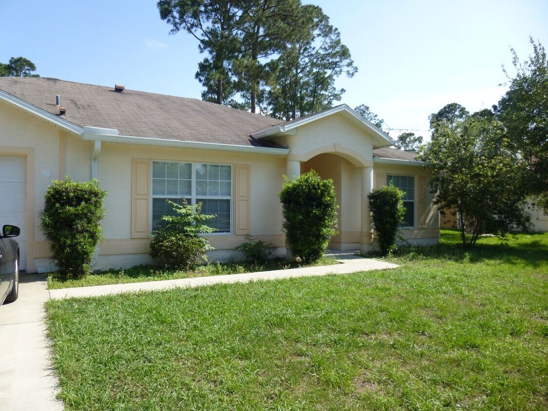 Primary Photo - 4/2/2, with screen porch. Convenient locat...