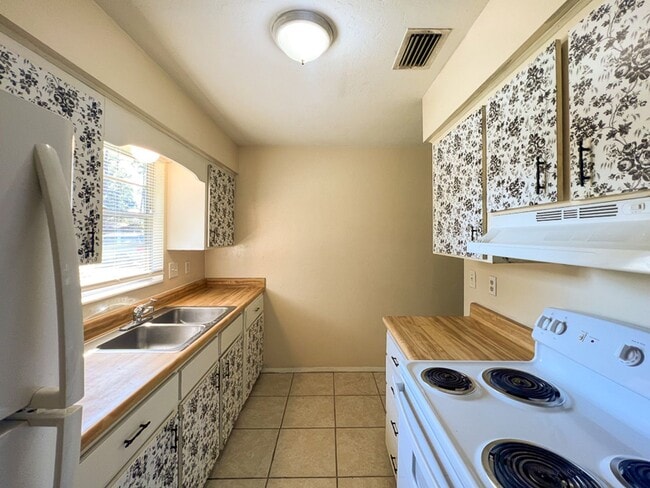 Building Photo - 2BR/1BA Apartment - Available NOW! *Approv...