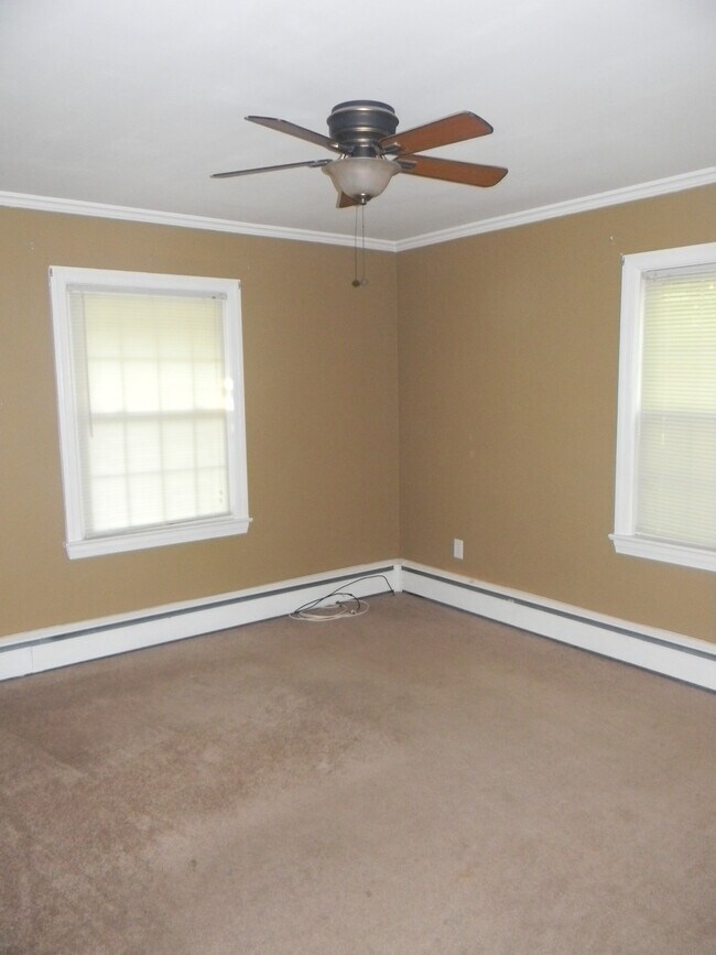 Building Photo - 127 Lakeview Dr