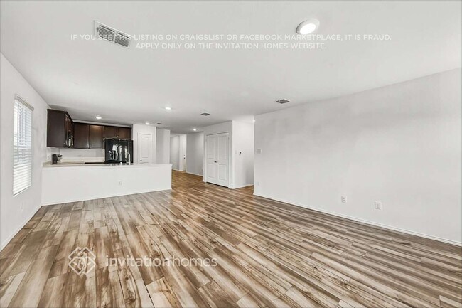 Foto del edificio - 5423 Longshadow Dr