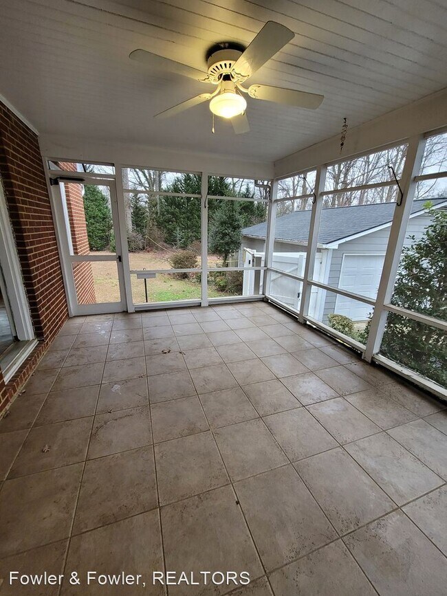 Building Photo - 3 br, 1.5 bath House - 301 Meadowood St