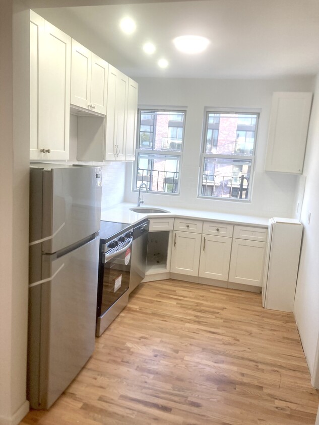 Primary Photo - 18 Scholes St