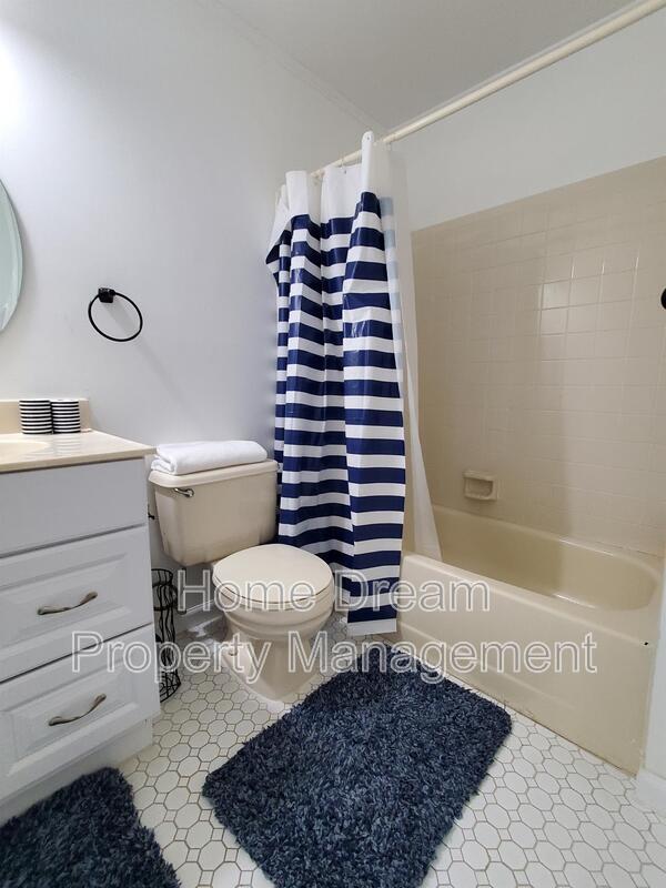 Photo - 11 Endicott Ln House