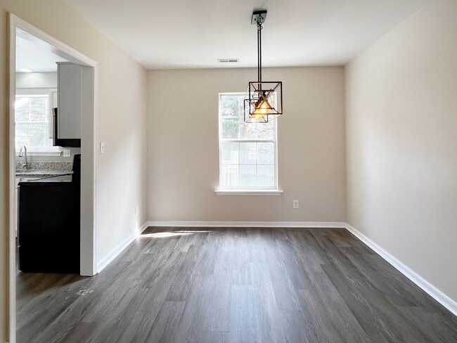 Building Photo - Glen Allen's Gem: A 4 Bedroom, 2.5 Bathroo...