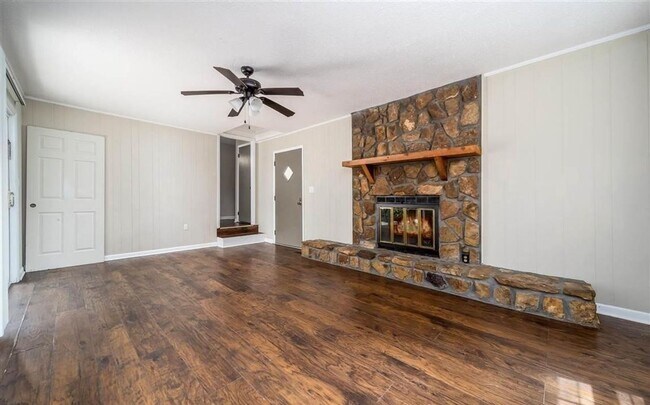 Building Photo - 4 bed & 2.5 bath with a pool