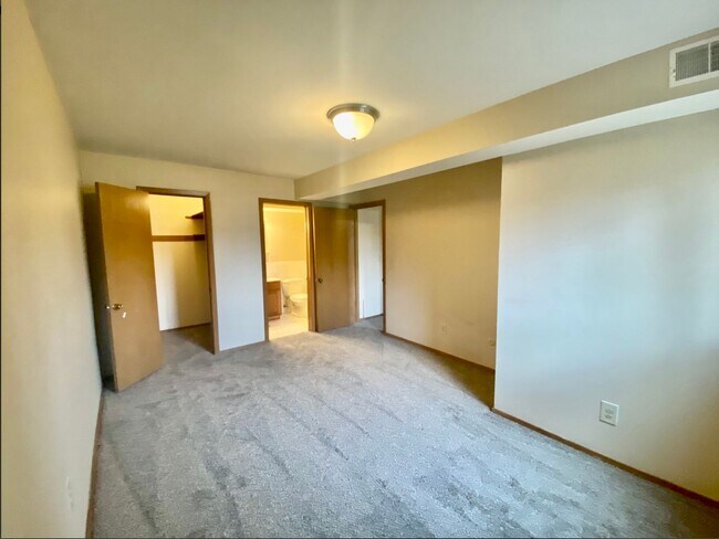 Foto del edificio - 2 Bedroom/1.5 Bathroom Apartment - Second ...
