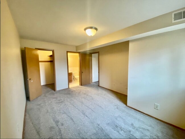 Building Photo - 2 Bedroom/1.5 Bathroom Apartment - Second Floor