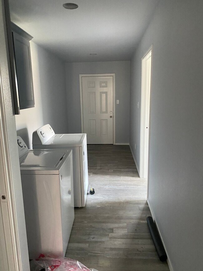 Building Photo - Pre-leasing beautifully updated 5/3 home n...