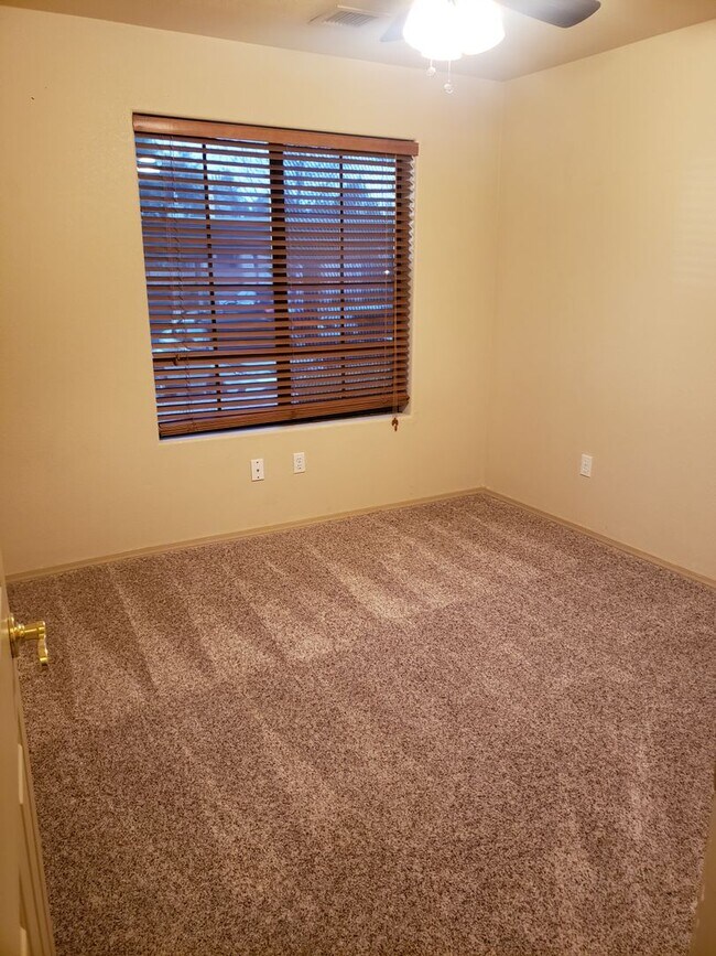Foto del edificio - Northwoods Condo - 2 bed / 1 bath with assigned parking
