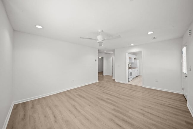 Building Photo - Newly Renovated 2 Bedroom 1 Bath Home