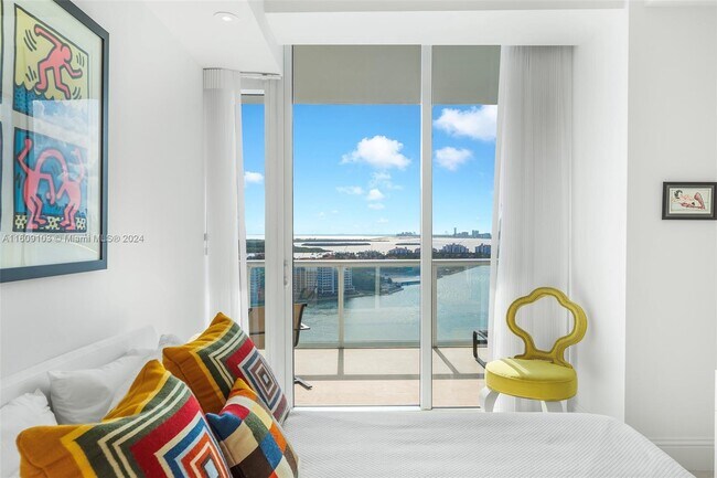Foto del edificio - 100 South Pointe Dr
