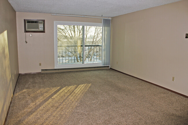 Building Photo - 818 Southland Ln